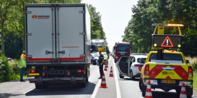 Een aanrijding op de N446 in Leiderdorp. Een voortuig en hulpdiensten. Een weginspecteur werd aangereden.