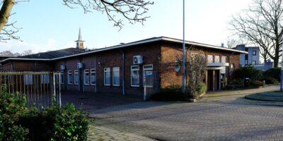 uitzicht op het gebouw van de buitendienst van Voorschoten. De Buitendienst van Voorschoten werkt volgens het hitteprotocol. Zet afvalcontainers vóór 07.00 uur buiten om te zorgen voor tijdige inzamelingen.