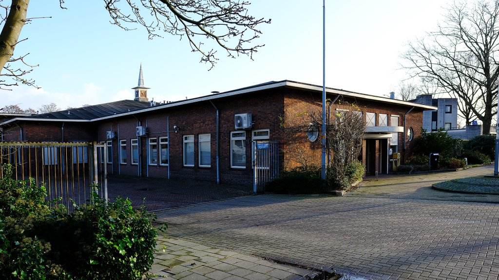 uitzicht op het gebouw van de buitendienst van Voorschoten. De Buitendienst van Voorschoten werkt volgens het hitteprotocol. Zet afvalcontainers vóór 07.00 uur buiten om te zorgen voor tijdige inzamelingen.