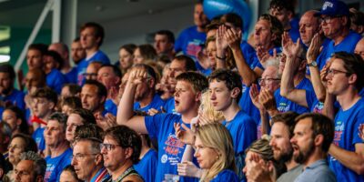 ZZ Leiden deelt shirts uit tijdens finale tegen Landstede Hammers