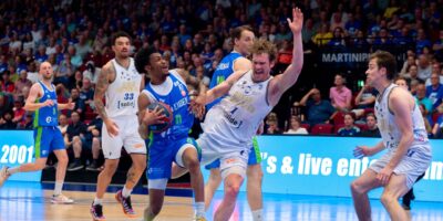 ZZ Leiden wint vijfde wedstrijd tegen Donar en staat in de finale play-offs