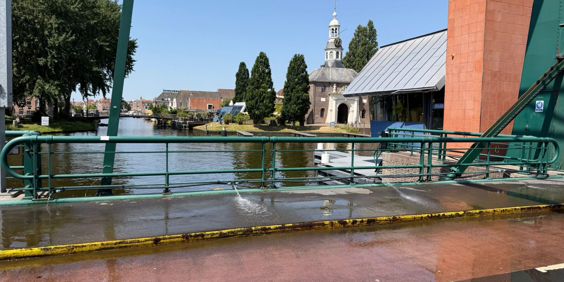 De Zijlpoortsbrug in Leiden in de zomer. De brugelementen worden gekoeld met water.
