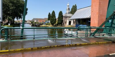 De Zijlpoortsbrug in Leiden in de zomer. De brugelementen worden gekoeld met water.