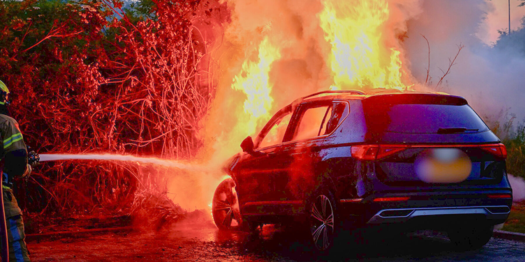 Een auto die in brand staat bij Station De Vink.