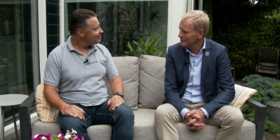 Afscheidsinterview Fred van Trigt. Robbert Beurse zit met de oud-burgemeester op een bank.