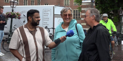 Rudo! op de Leidse markt aflevering 138. Op de foto is Rudo te zien met twee Leidse zussen.