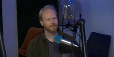 Arne-Jan Vos van D66 Oegstgeest in de studio van Centraal+