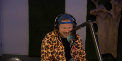 Wouter Vermeulen in de studio van Centraal+. Hij vertelt over het jubileum van Barry Badpak