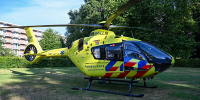 Traumahelikopter op het grasveld.