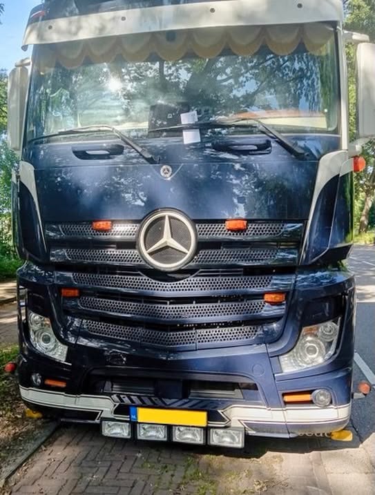 Een vrachtwagen in Voorschoten