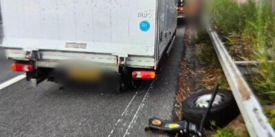Zwaar overbeladen bestelbus strandt langs A4