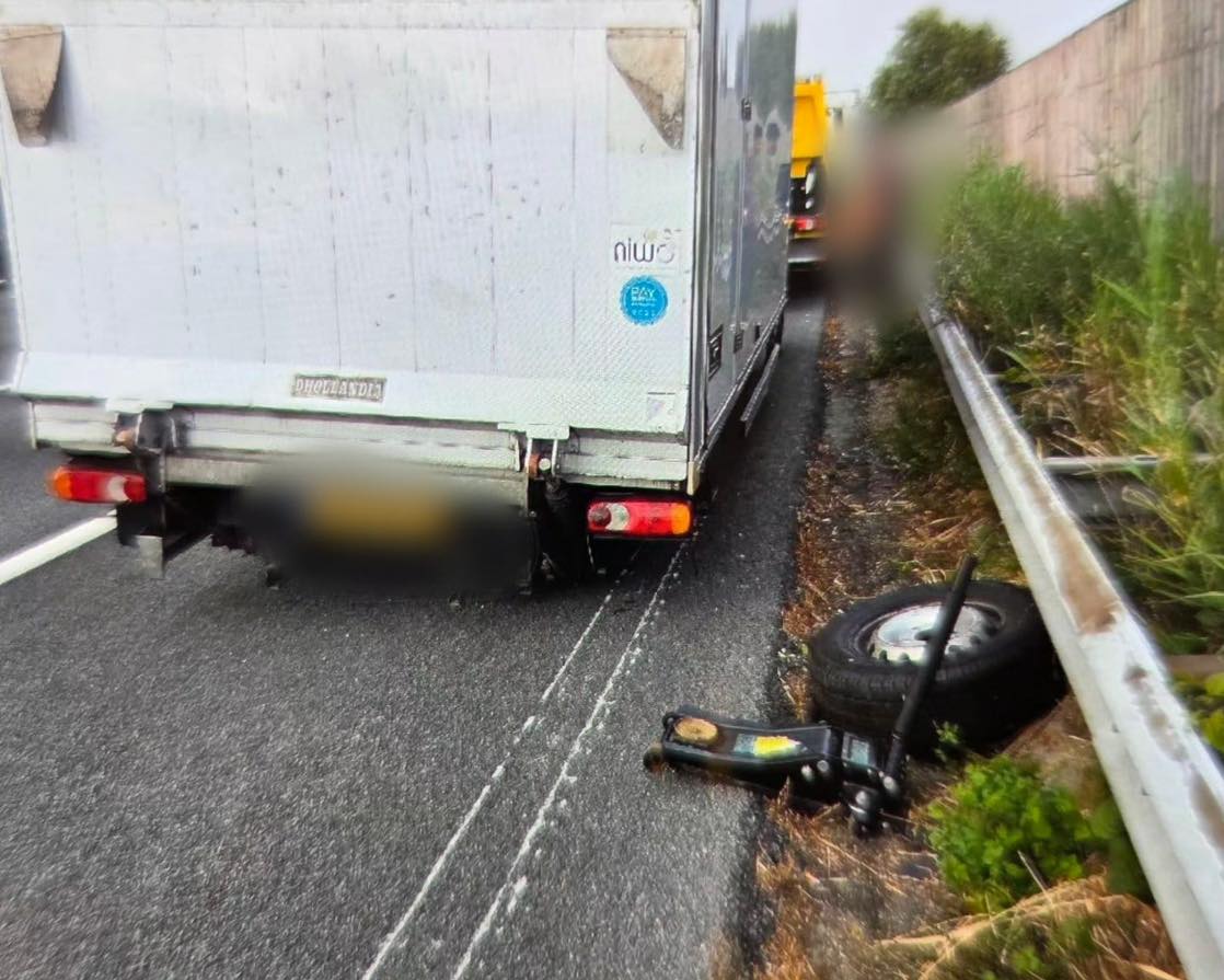 Zwaar overbeladen bestelbus strandt langs A4