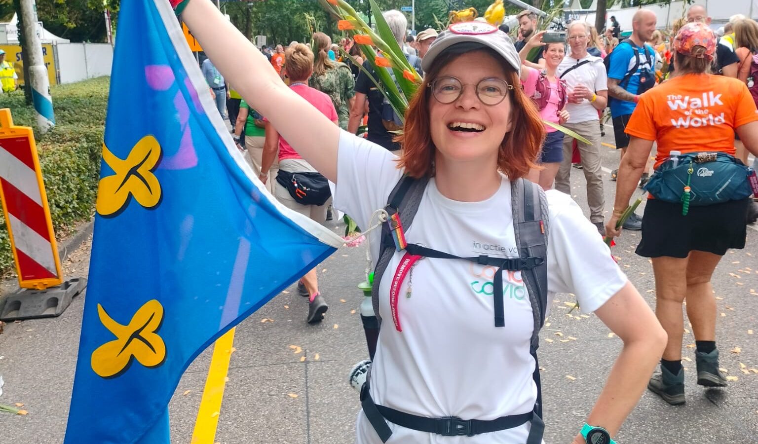Karolien van Wijk poseert met de vlag van Zoeterwoude na de finish van haar negende Nijmeegse Vierdaagse.