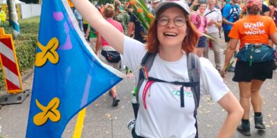 Karolien van Wijk poseert met de vlag van Zoeterwoude na de finish van haar negende Nijmeegse Vierdaagse.
