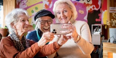 Incluzio Leiden organiseert in samenwerking met het Nationaal Ouderenfonds gratis workshops voor ouderen om hen te helpen digitaal vaardiger te worden.
