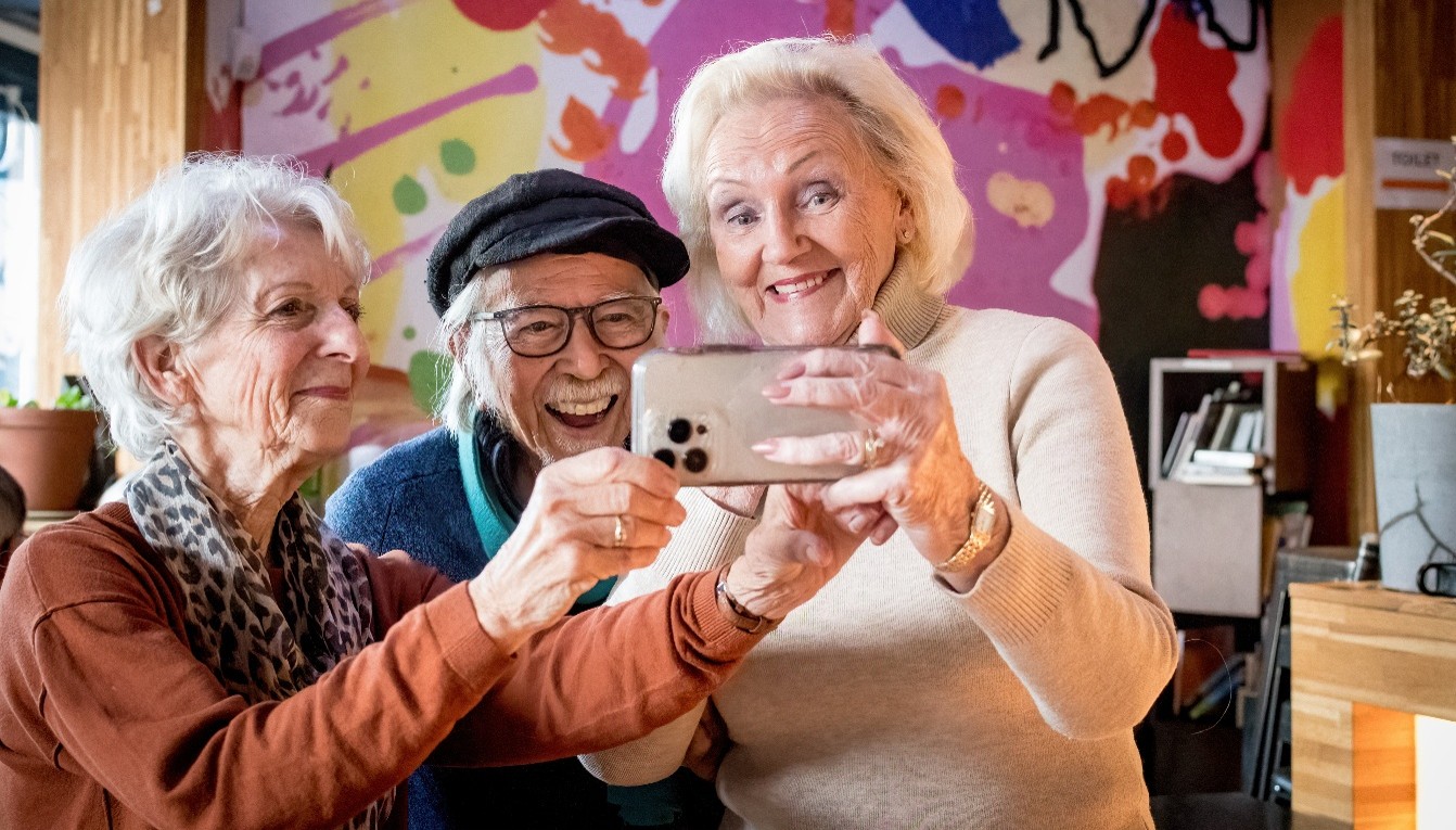 Incluzio Leiden organiseert in samenwerking met het Nationaal Ouderenfonds gratis workshops voor ouderen om hen te helpen digitaal vaardiger te worden.