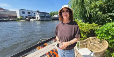 Anja ziet hoe roeiboot vol senioren geramd wordt door vrachtschip