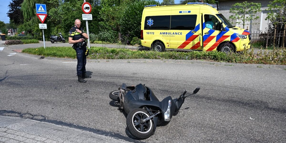 Auto en scooter botsen op Hoge Rijndijk