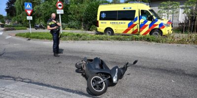 Auto en scooter botsen op Hoge Rijndijk in Zoeterwoude.
