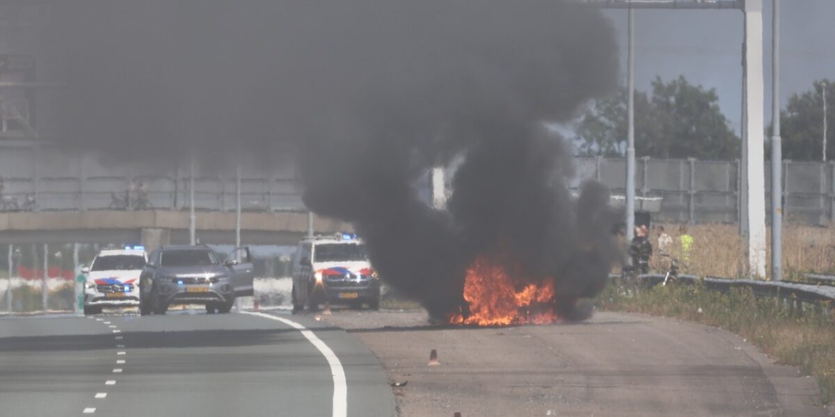 Auto in brand op A4 bij Leiderdorp