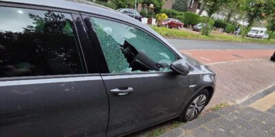 De Wassenaarse politie zoekt getuigen van twee auto-inbraken in het dorp. Het gaat om twee inbraken tussen woensdag 19.00 en donderdag 8.00 uur. Er waren inbraken aan de Middelweg en de Deijlerweg in Wassenaar. Een auto met ingeslagen ruit.