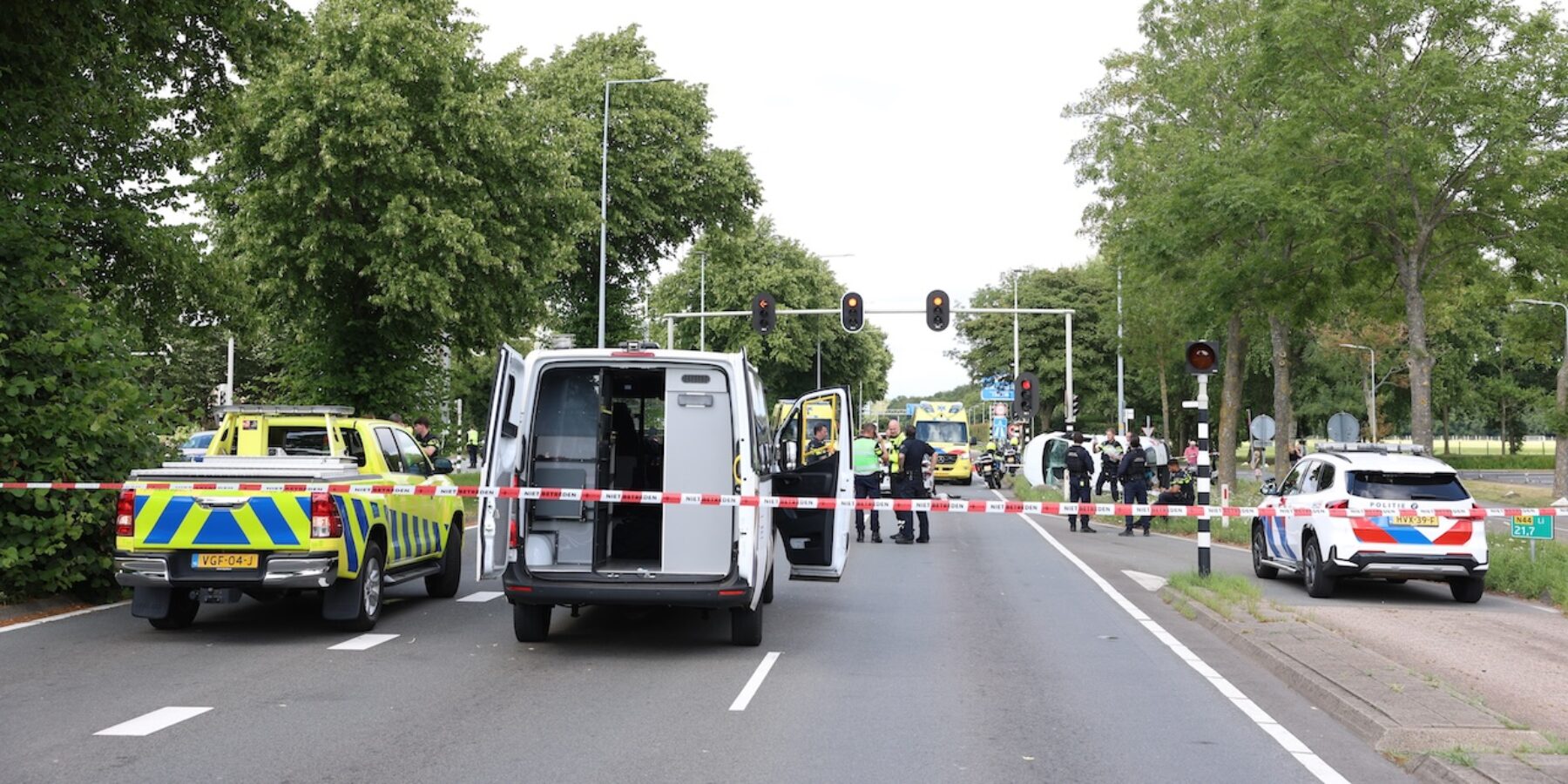 De N44 werd afgezet. Auto op zijn kant, de bestuurder is aangehouden. Automobilist aangehouden na wilde achtervolging.