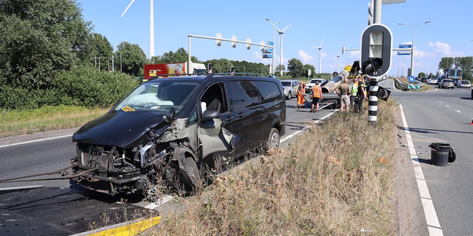 Bij een ongeval op de N11 is tijdens de avondspits een bedrijfsbus in de flank geraakt door een personenauto, waardoor deze door de weg gedrukt werd.