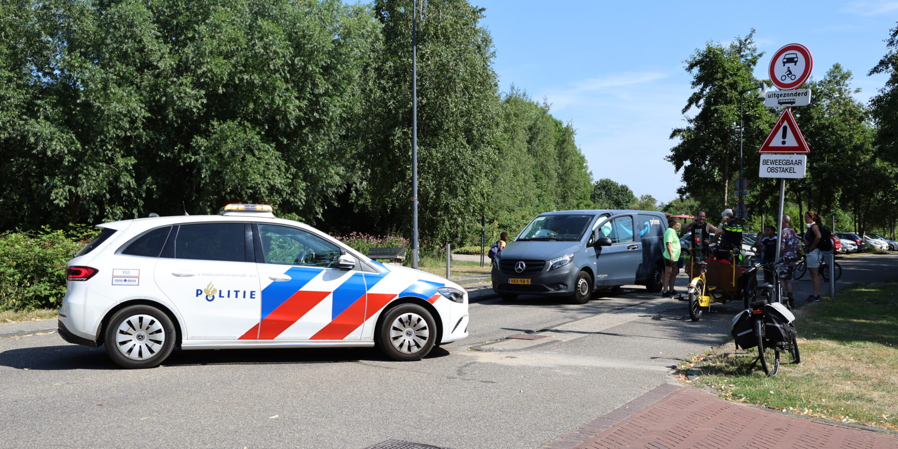 Bestuurster rijdt bestelbusje vast. Op de foto is de bestelbus te zien die vaststaat in de bussluis. Een politieauto staat er voor.