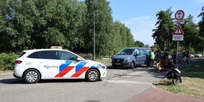 Bestuurster rijdt bestelbusje vast. Op de foto is de bestelbus te zien die vaststaat in de bussluis. Een politieauto staat er voor.