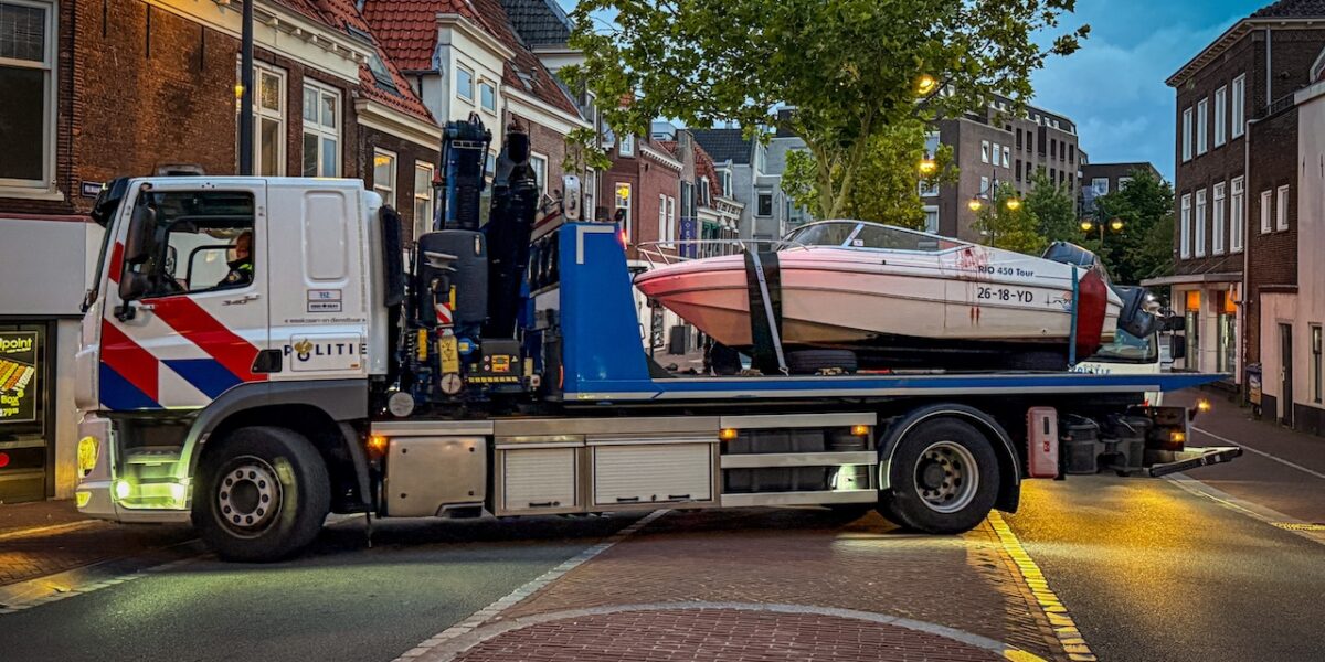 Man met hoofd tegen onderkant brug
