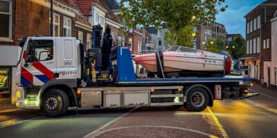 De boot op de trailer van de politie. Man met hoofd tegen onderkant brug Koppenhinksteeg Leiden.