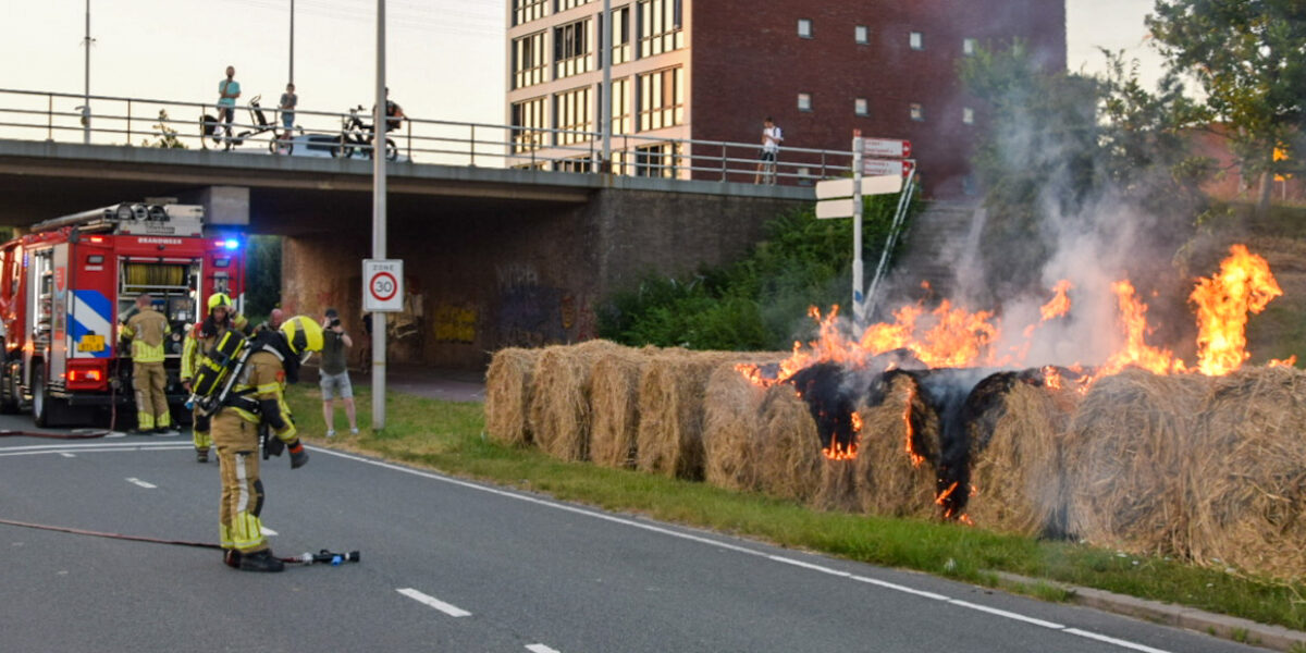 Hooibalen in brand