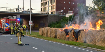 Hooibalen in brand aan de Zijldijk in Leiderdorp. De brandweer in actie.