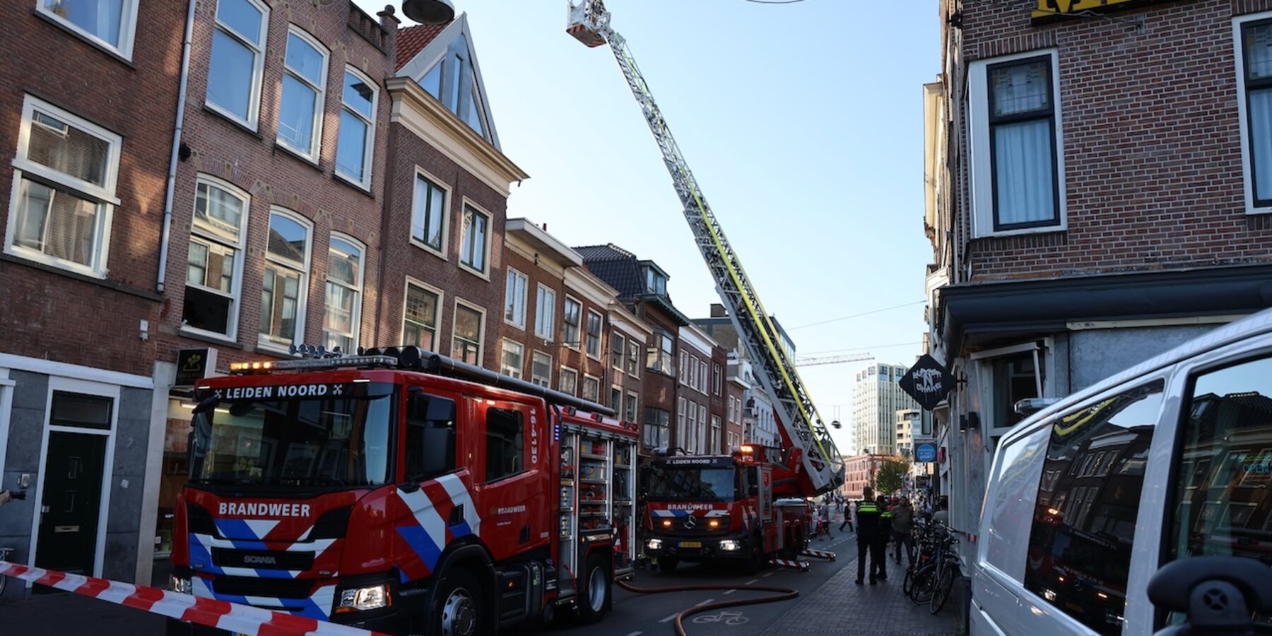 Brand restaurant Steenstraat Leiden. De brandweer aan het blussen met ladderwagen bij het restaurant.