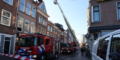 Brand restaurant Steenstraat Leiden. De brandweer aan het blussen met ladderwagen bij het restaurant.