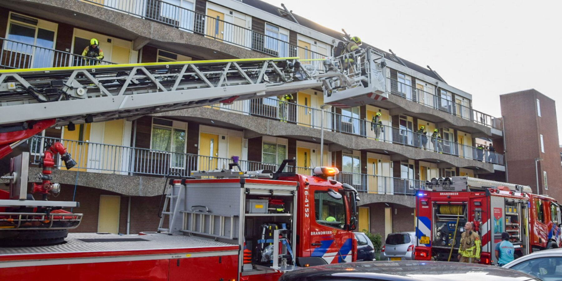 De brandweer bij een woning aan de Bolderikkamp in Leiderdorp. De bewoner heeft vermoedelijk brand gesticht in zijn eigen woning.