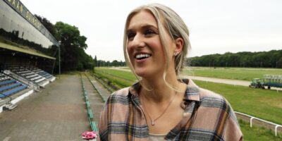 Britt Dekker neemt nieuwe film op bij renbaan Duindigt in Wassenaar