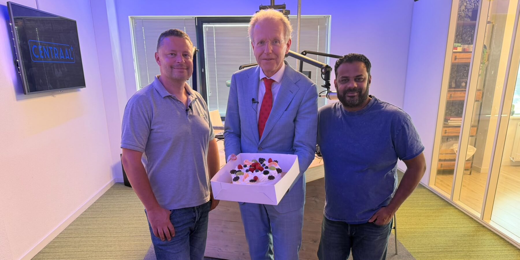 Burgemeester Leendert de Lange van Wassenaar met taart in de studio van Centraal+
