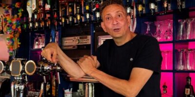 Michiel Hoogkamer achter de bar van De Roze Beurs. Het Café sluit na bijna 25 jaar.