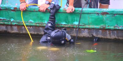 Duikers zoeken telefoon na ongeluk speedboot