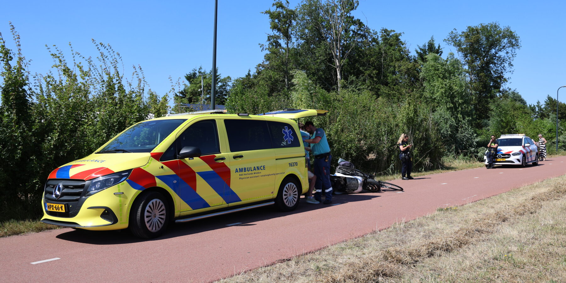 Fietser en scooter botsen op Ommedijkseweg