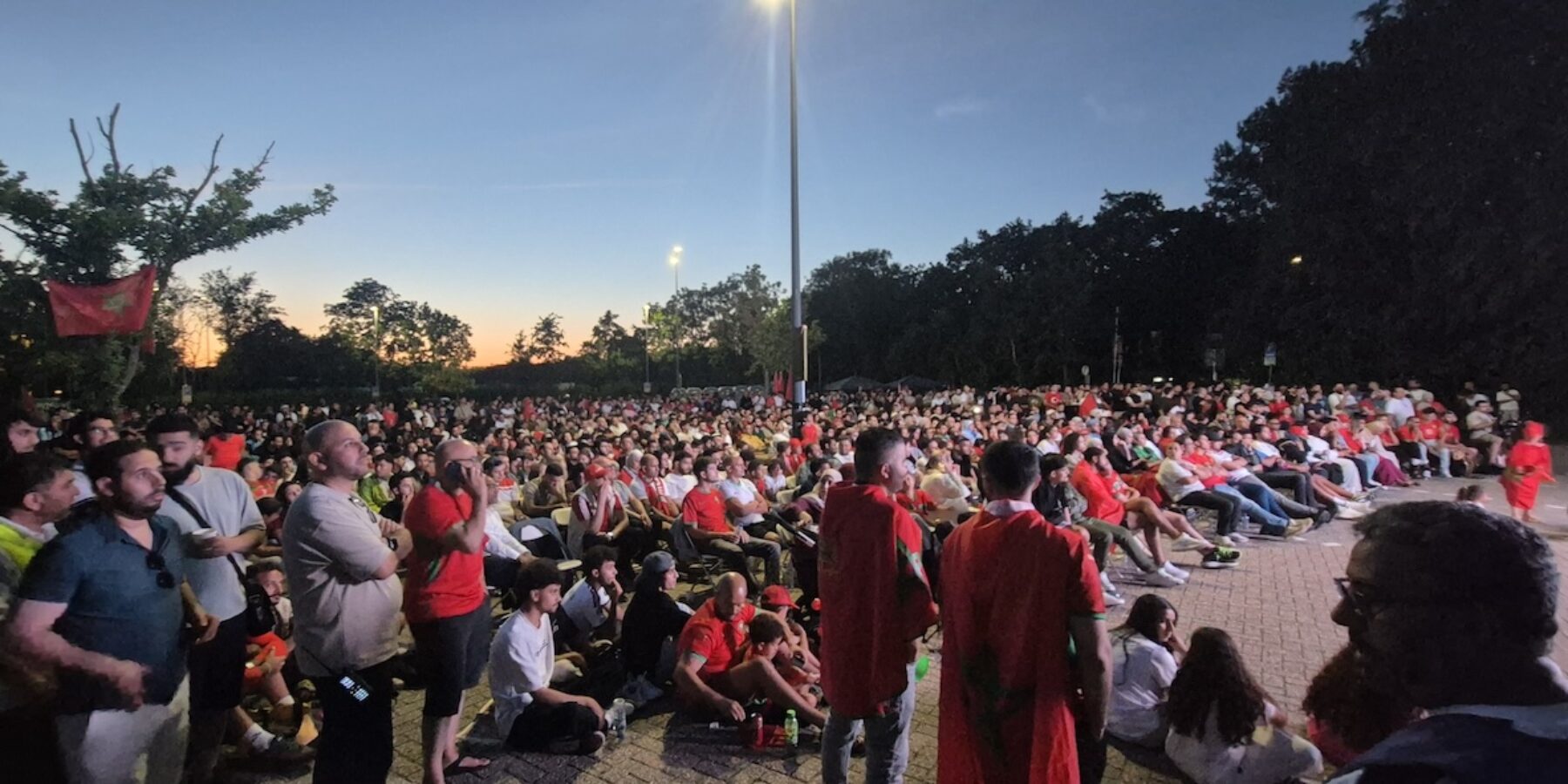 1.000 supporters van Marokko kijken de wedstrijd Frankrijk - Marokko op groot scherm bij V.V. Lugdunum.