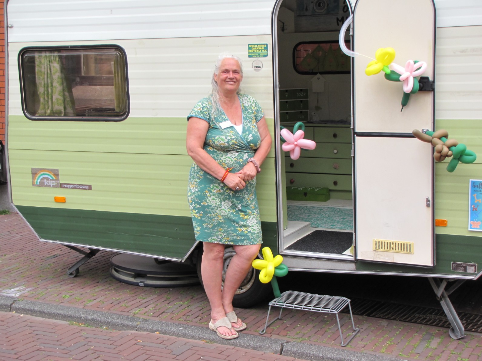 Marike van IJssel bij de caravan van de Geluksroute. (Foto: Centraal+ / Paul Aalbers)