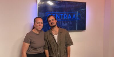 Hilde en Rowan van Versetjaps in de studio van Centraal+ tijdens De VrijMiBo.