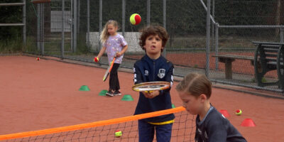 Jeugdvakantieweek van Incluzio. Op de foto proberen kinderen een bal hoog te houden met een tennisracket