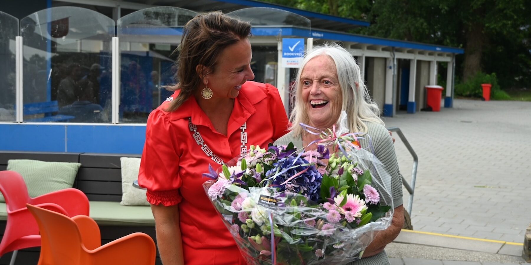 Mevrouw Schrama-van Leeuwen en burgemeester Nadine Stemerdink na de uitreiking van de onderscheiding.