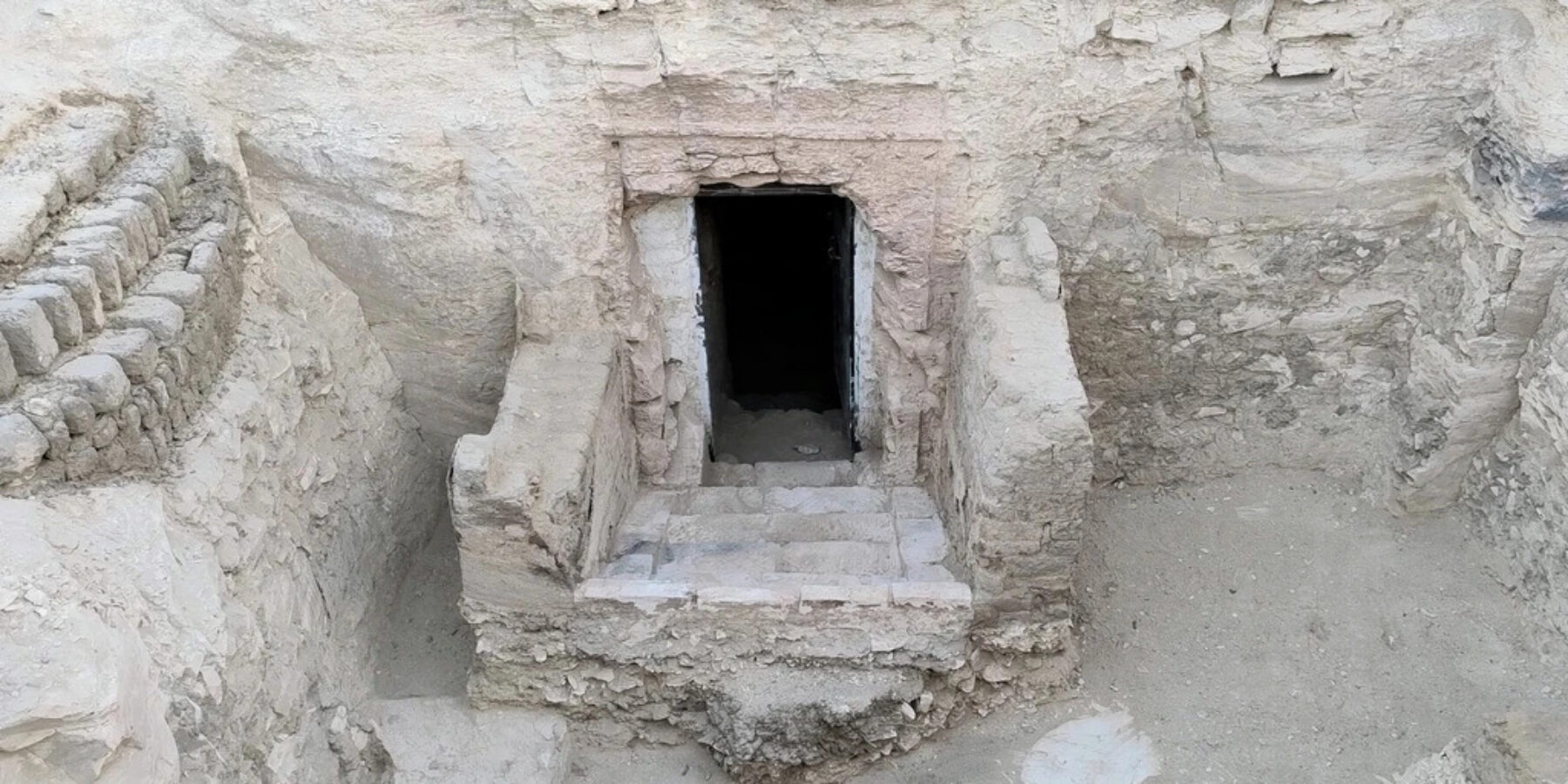 Leidse archeologen vinden graftombe