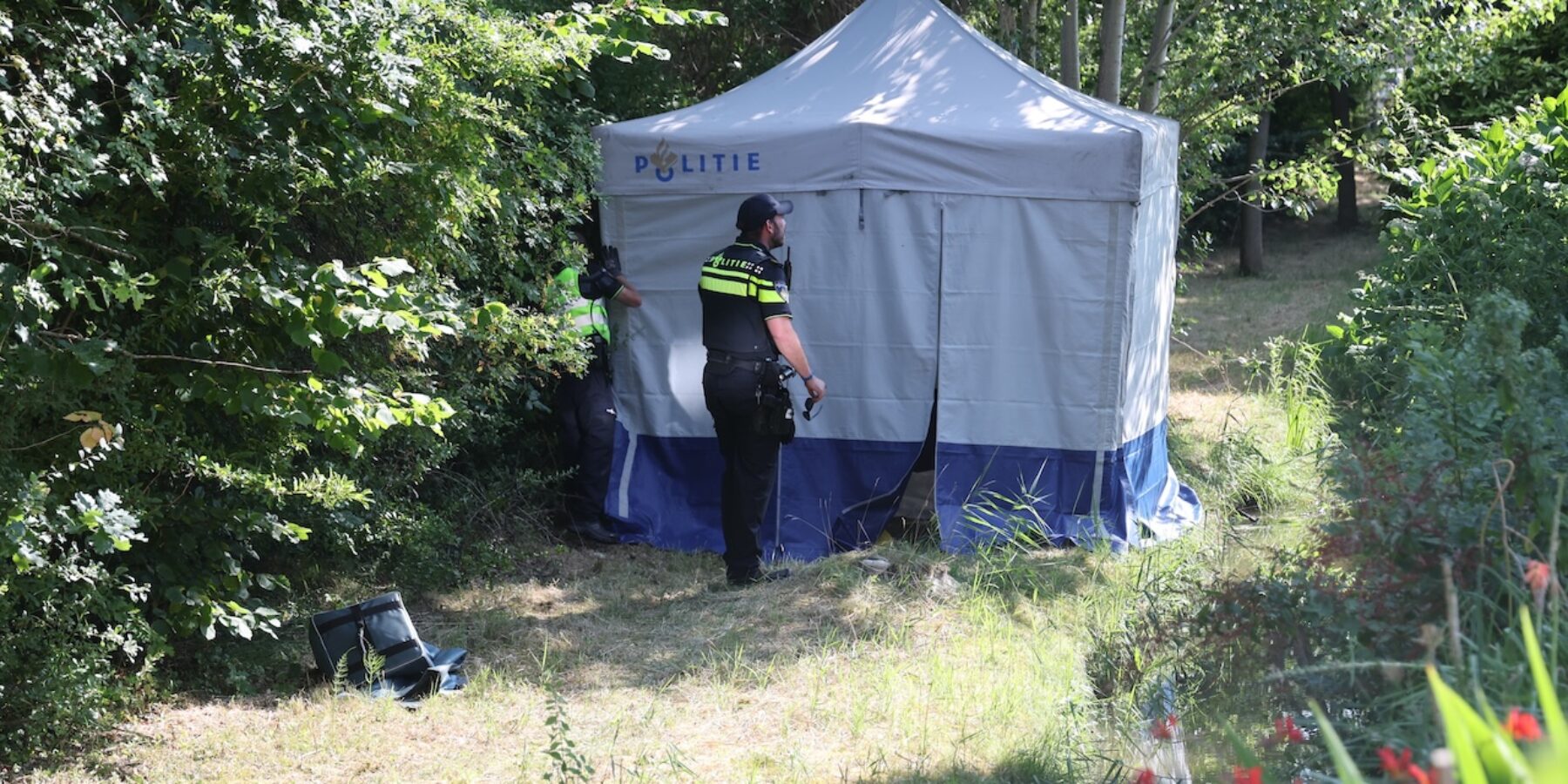 In het water langs de Klokbekerkreek in Wassenaar is een persoon aangetroffen.