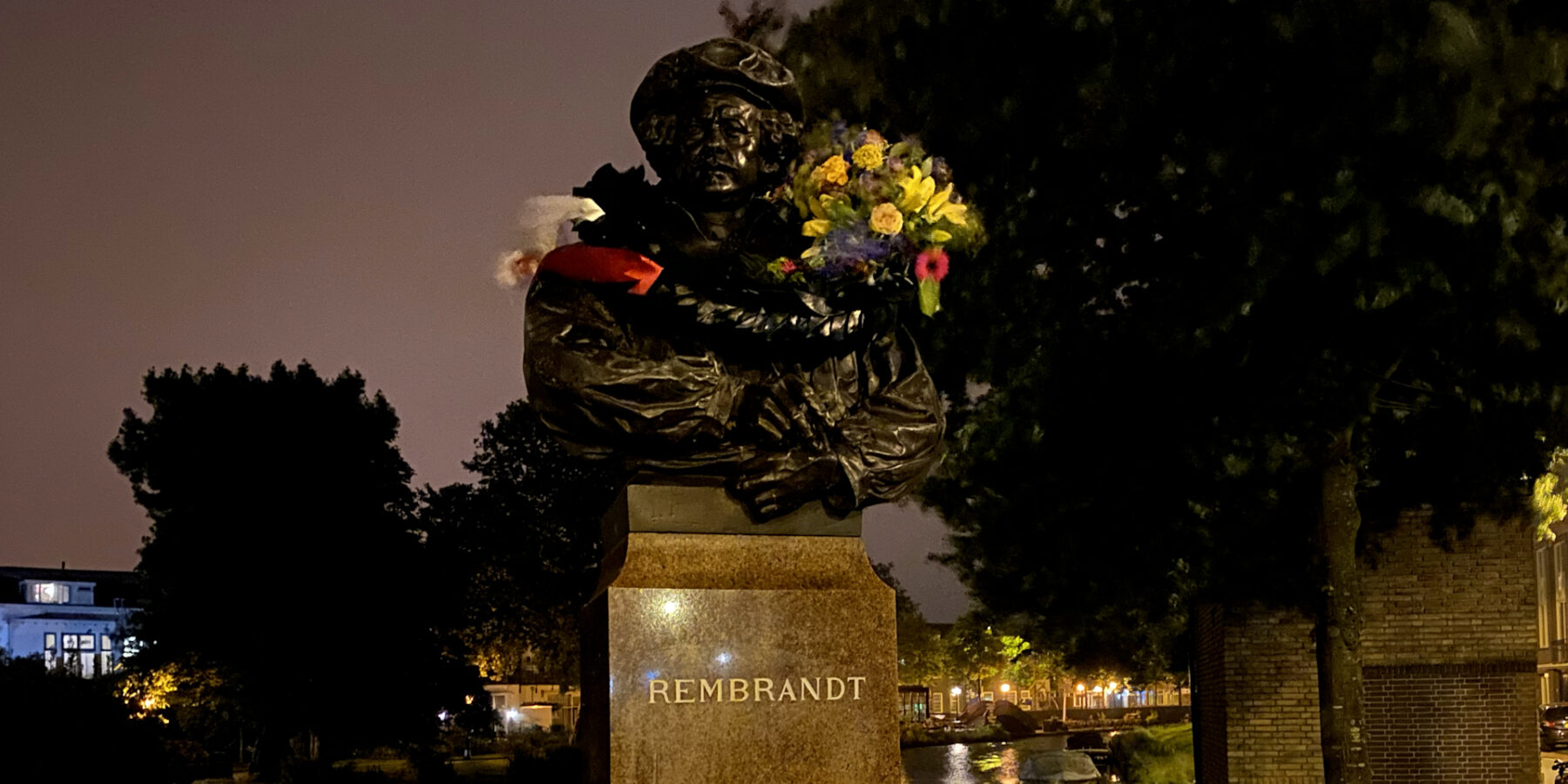 Een eerdere kranslegging bij een beeld van Rembrandt.