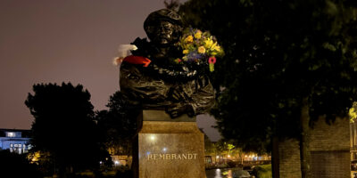Een eerdere kranslegging bij een beeld van Rembrandt.